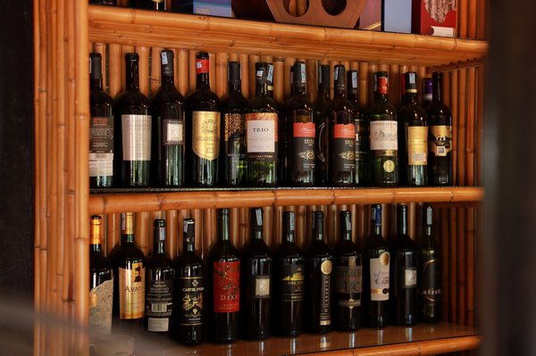 What is the ideal temperature for storing different types of wine in a bar?